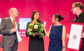 Sieger Staatspreis PR 2014 vlnr.: Vizekanzler Reinhold Mitterlehner (BMWFW), Amelie Baschnegger (ikp Vorarlberg), Manuela Raidl (Moderatorin), Martin Dechant (ikp Vorarlberg).  ©PRVA/Anna Rauchenberger