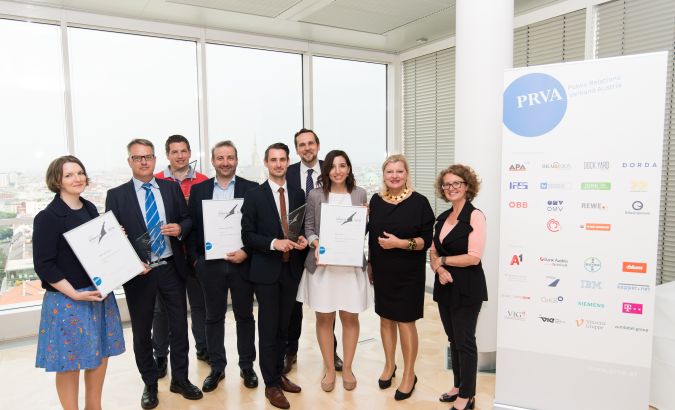 Beim Preis für Mitarbeitermedien „Die Silberne Feder“ soll es 2020 mehr Sieger geben als 2019 (im Bild): in vier statt drei Kategorien und mit Preisen für den 1., 2. und 3. Platz. vrnl: Angelika Rädler (PRVA-Generalsekretärin), Kristin Engelhardt (Juryvorsitzende), Carina Novy, Peter Thier, Markus Setznagel (Austrian Airlines), Denis Marinitsch, Christoph Schneider (Attensam), Michael Sgiarovello, Christina Hammertinger-Bischof (Henkel), © Michael Gruber 