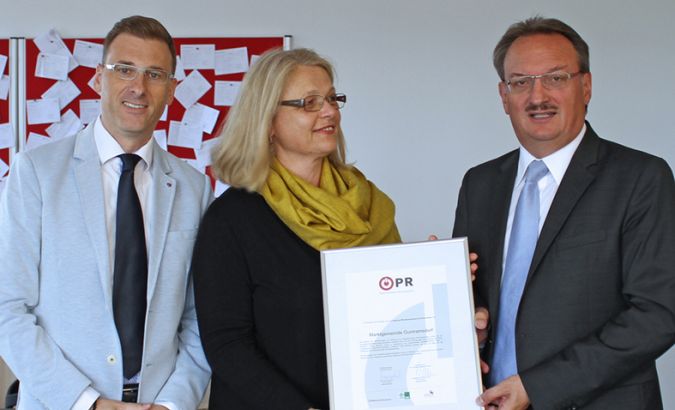 Verleihung des Österreichischen PR-Gütezeichens an die Kommunikationsabteilung der Marktgemeinde Guntramsdorf (NÖ/Bezirk Mödling), v.l.n.r.: Alexander Handschuh (Kommunikationsleiter Marktgemeinde Guntramsdorf), Susanne Senft (Vorsitzende PR Quality Austria), Karl Schuster (Bürgermeister Marktgemeinde Guntramsdorf) . ©MG Guntramsdorf/Dorninger
