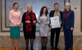 1. Platz Bild - Video - Ton
v.l.n.r.: Karin Wiesinger (PRVA-Präsidentin), Kristin Engelhardt (Juryvorsitzende), Martina Teufner, Lukas Lach, Lisa Huto (St. Anna Kinderkrebshilfe) © Martina Berger