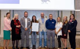 3. Platz Digital
v.l.n.r.: Karin Wiesinger (PRVA-Präsidentin), Kristin Engelhardt (Juryvorsitzende), Andreas Wimmer (ZWK Group), Anna Umfahrer (LOLYO), Thomas Waldbauer, Thomas Mörth, Milena Mladenovic (LOLYO), Vanessa Sonnleitner, Sandra Simeonidis-Huber (ZKW Group) © Martina Berger