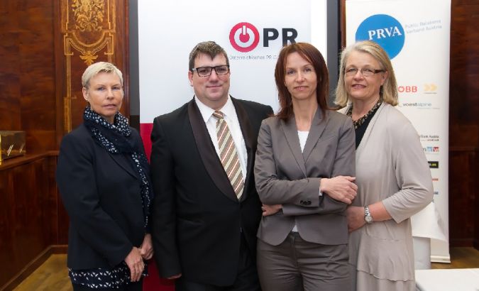 Österreichisches PR-Gütezeichen vlnr.: Ingrid Vogl (PRVA-Präsidentin), Jürgen Gangoly (Projektleiter, PRVA-, ÖPR-Vorstandsmitglied), Brigitte Mühlbauer (Stlv.Geschäftsführerin ÖPR), Susanne Senft (Geschäftsführerin ÖPR). ©Jana Madzigon