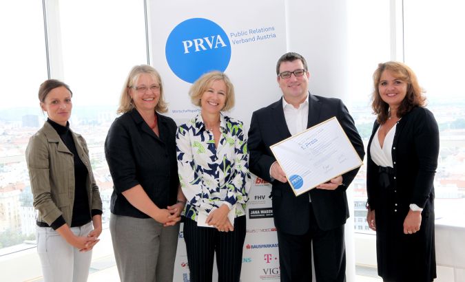 BPXXII 1. Preis: vlnr.: N.N., Susanne Senft (PRVA-Vizepräsidentin), Bettina Gneisz-Al-Ani (Juryvorsitzende), Jürgen Gangoly (The Skills Group), Gabriela Delian (The Skills Group). ©Elisabeth Kessler.jpg
