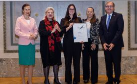 2. Platz Bild - Video - Ton
v.l.n.r.: Karin Wiesinger (PRVA-Präsidentin), Kristin Engelhardt (Juryvorsitzende), Cornelia Salamon, Ines Martinak, Hans-Peter Siebenhaar (OMV) © Martina Berger