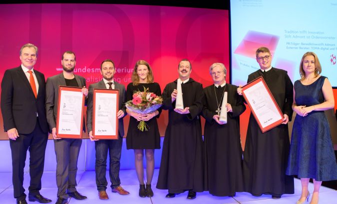 v. l. n. r.: Gerhard Popp (BMDW), Johannes Terler (TOWA Digital), Mario Brandmüller (Stift Admont), Sarah Vierthaler (Tourismusverband Gesäuse), Thomas Stellwag-Carion, Gerhard Hafner, Vinzenz Schager (Stift Admont), Julia Wippersberg (PRVA-Präsidentin) © APA Fotoservice / Martin Hörmandinger