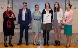 2. Platz Mitarbeiter-Story:
v.l.n.r.: Kristin Engelhardt (Juryvorsitzende), Thomas Joham, Catherina Hooker, Barbara Windhab, Antonia Kaiser (Mondi), Karin Wiesinger (PRVA-Präsidentin) © Martina Berger