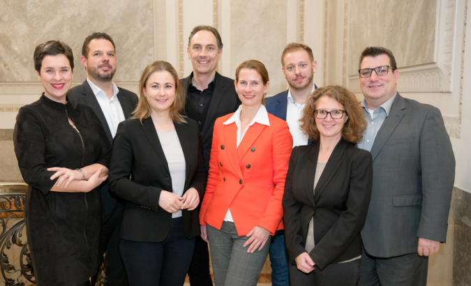 v.l.n.r.: Susanne Hudelist (ikp), Robert Lechner (ÖBB), Julia Wippersberg (APA-OTS), Christian Krpoun (currycom), Katharina Scheyerer-Janda (meinungsbild), Florian Haas (Ernst & Young), Angelika Rädler (PRVA-Generalsekretärin), Jürgen Gangoly (Skills), © APA-Fotoservice/Hörmandinger