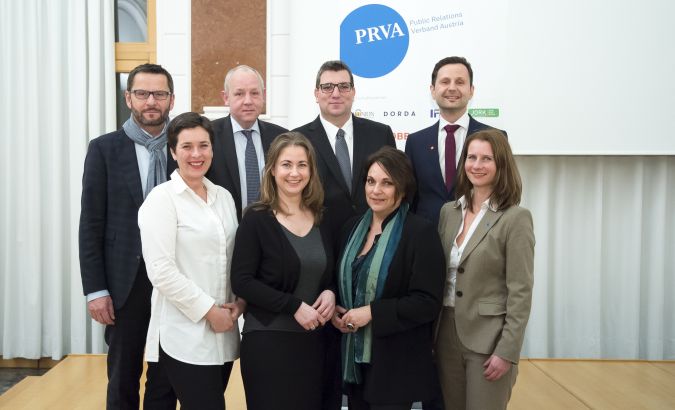 Das Vorstandsteam v.l.n.r.: Martin Himmelbauer (Casinos Austria/Österr. Lotterien), Susanne Hudelist (ikp Wien GmbH), Alexander Jedlicka (Donau Versicherung AG), Julia Wippersberg (APA-DeFacto GmbH), Jürgen H. Gangoly (The Skills Group GmbH), Sabine Fichtinger (co | ko | train e.U.), Andreas Bauer (Knauf GmbH), Katharina Scheyerer-Janda (Meinungsbild PR & Coaching) © Martin Hörmandinger/APA-Fotoservice 