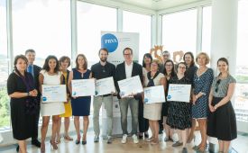 vlnr: Sabine Fichtinger (PRVA-Generalsekretärin), Stefan Prochaska (PHH Rechtsanwälte), Nassim Ghobrial (PHH Rechtsanwälte), Gabriele Strodl-Sollak (PR-Cluster), Katharina Scheyerer-Janda (meinungsbild), Matthias Köb (FAQ), Martin Dechant (ikp Vorarlberg), Brigitte Trebos (B&C Privatstiftung), Doris Mayr (B&C Privatstiftung), Jürgen Gangoly (The Skills Group), Christiane Fuchs-Robetin (The Skills Group), Karin Brötzner (The Skills Group), Mariella Schurz (B&C Privatstiftung), Bettina Gneisz-Al-Ani (Juryvorsitzende), Nora Halwax (Horizont)