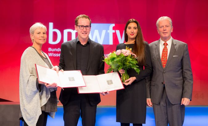 Kategoriesieger PR-Spezialprojekte / Innovationen vlnr.: Ingrid Vogl (PRVA-Präsidentin), Martin Dechant (ikp Vorarlberg), Amelie Baschnegger (ikp Vorarlberg), Vizekanzler Reinhold Mitterlehner (BMWFW). ©PRVA/Anna Rauchenberger