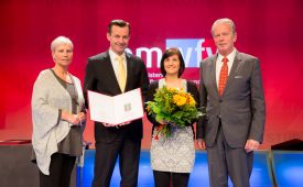 Kategoriesieger Digitale Kommunikation vlnr.: Ingrid Vogl (PRVA-Präsidentin), Gerhard Kürner (voestalpine), Stephanie Bauer (voestalpine), Vizekanzler Reinhold Mitterlehner (BMWFW). ©PRVA/Anna Rauchenberger